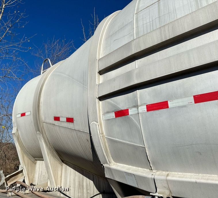 image for item DQ7395 1982 Penske  pneumatic dry bulk trailer