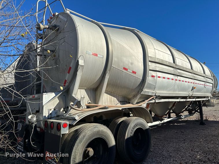 image for item DQ7395 1982 Penske  pneumatic dry bulk trailer