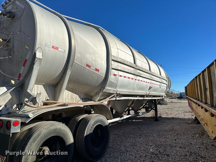 image for item DQ7395 1982 Penske  pneumatic dry bulk trailer