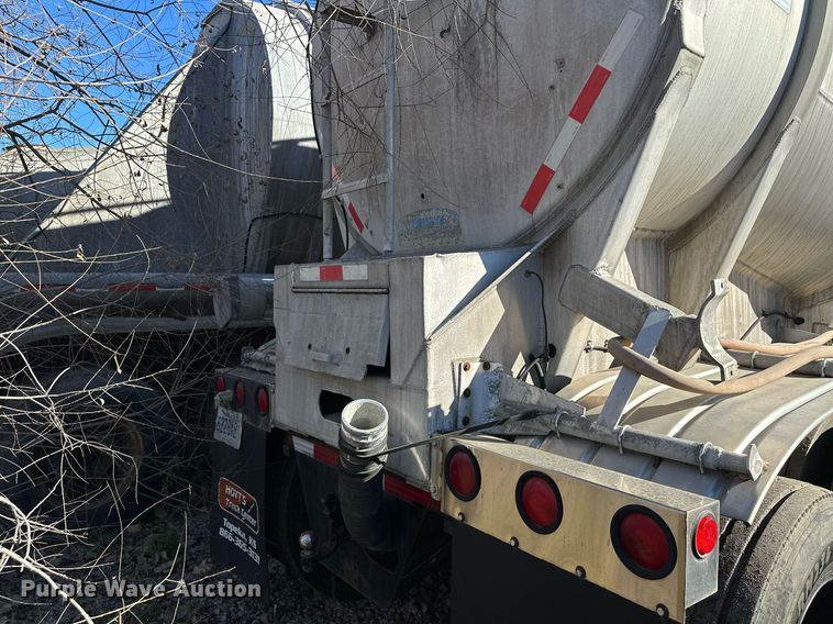 image for item DQ7395 1982 Penske  pneumatic dry bulk trailer