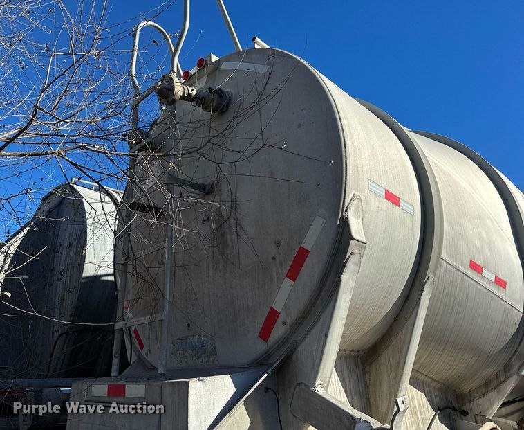 image for item DQ7395 1982 Penske  pneumatic dry bulk trailer