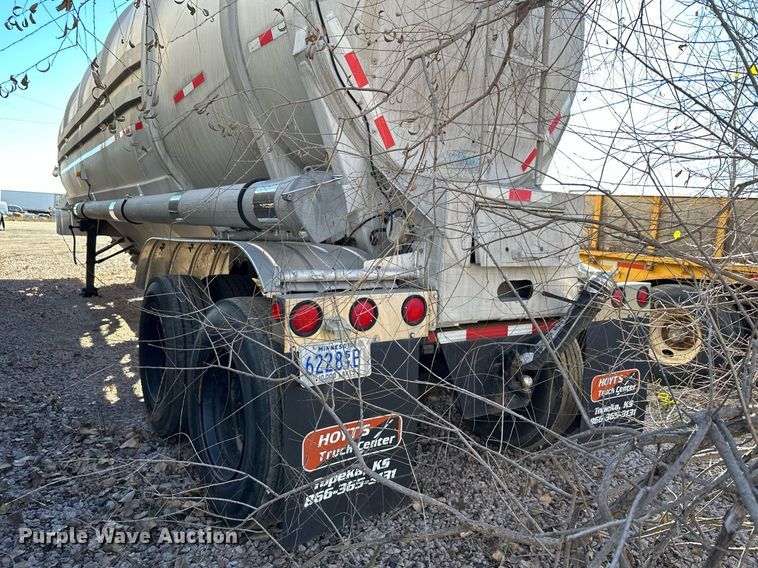 image for item DQ7395 1982 Penske  pneumatic dry bulk trailer