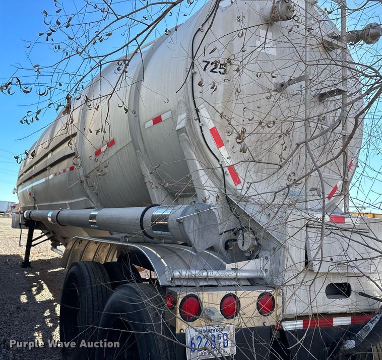 image for item DQ7395 1982 Penske  pneumatic dry bulk trailer