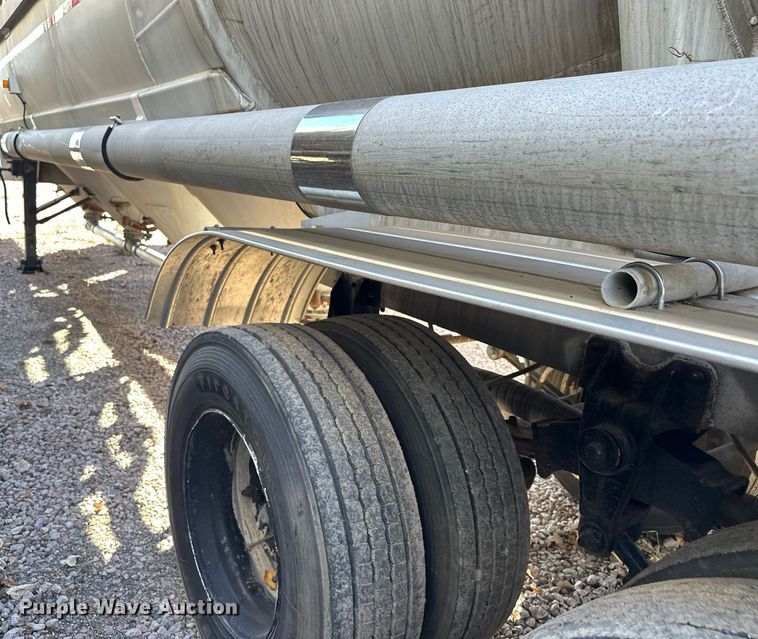 image for item DQ7395 1982 Penske  pneumatic dry bulk trailer