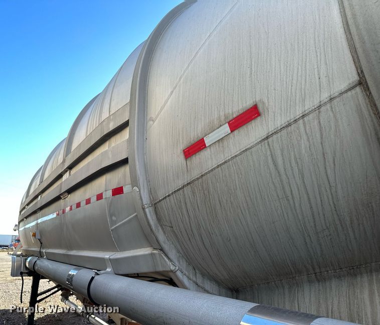 image for item DQ7395 1982 Penske  pneumatic dry bulk trailer