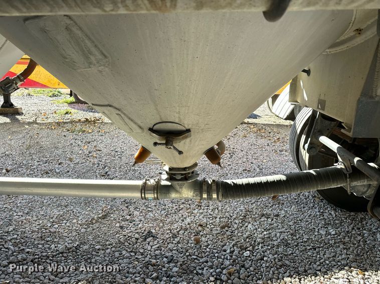 image for item DQ7395 1982 Penske  pneumatic dry bulk trailer