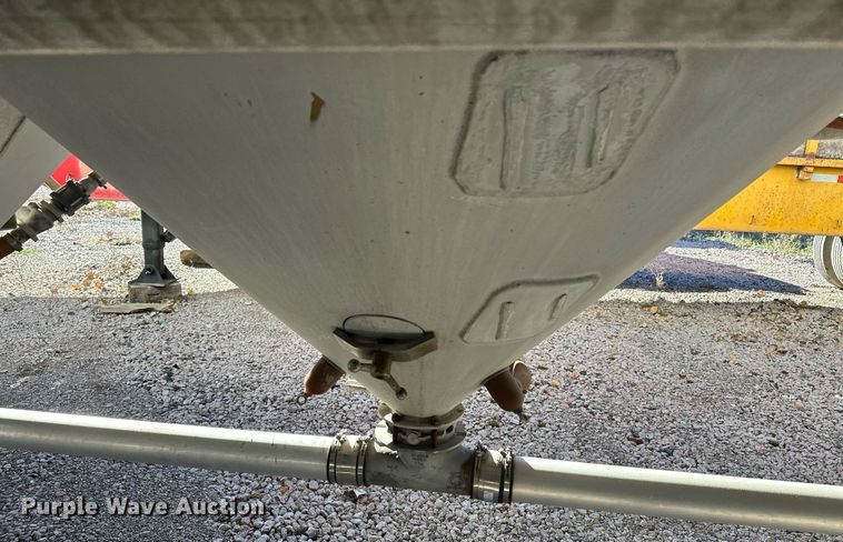 image for item DQ7395 1982 Penske  pneumatic dry bulk trailer