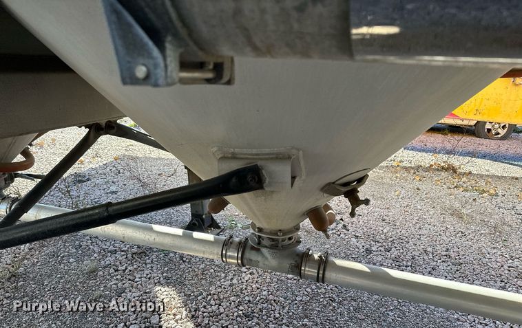 image for item DQ7395 1982 Penske  pneumatic dry bulk trailer