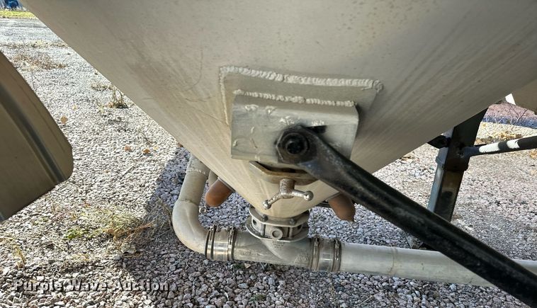 image for item DQ7395 1982 Penske  pneumatic dry bulk trailer