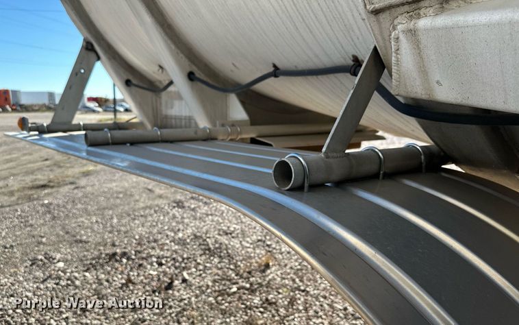 image for item DQ7395 1982 Penske  pneumatic dry bulk trailer