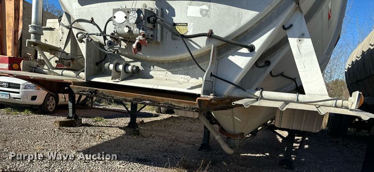 image for item DQ7395 1982 Penske  pneumatic dry bulk trailer