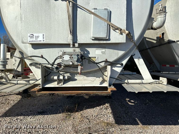 image for item DQ7395 1982 Penske  pneumatic dry bulk trailer
