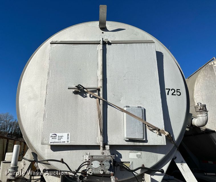 image for item DQ7395 1982 Penske  pneumatic dry bulk trailer