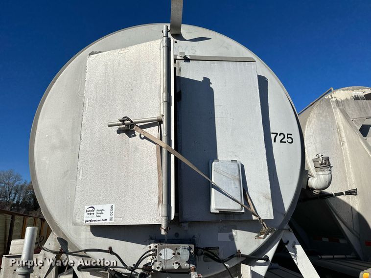 image for item DQ7395 1982 Penske  pneumatic dry bulk trailer