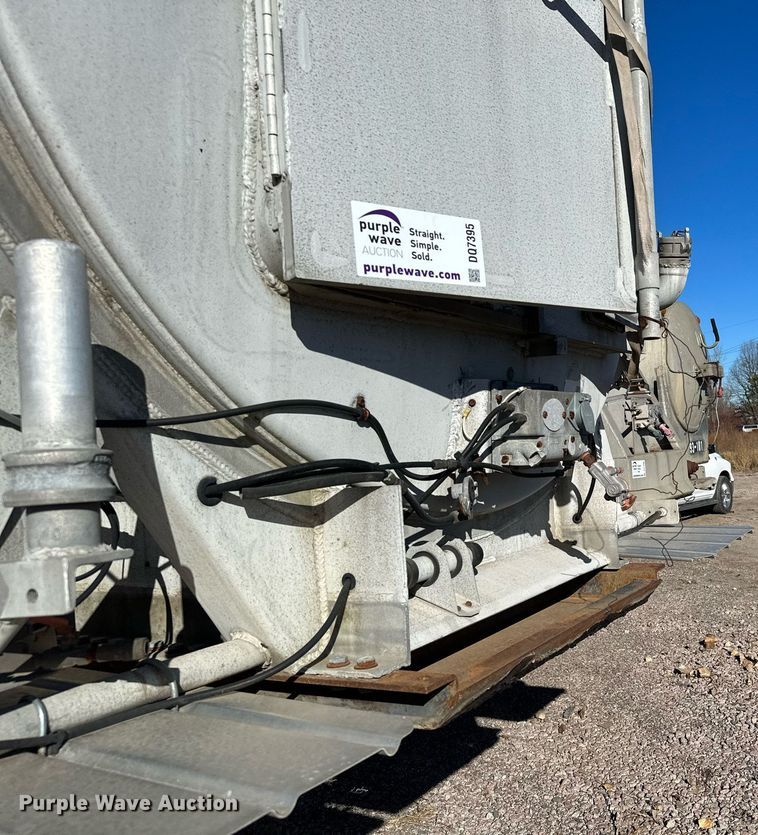 image for item DQ7395 1982 Penske  pneumatic dry bulk trailer