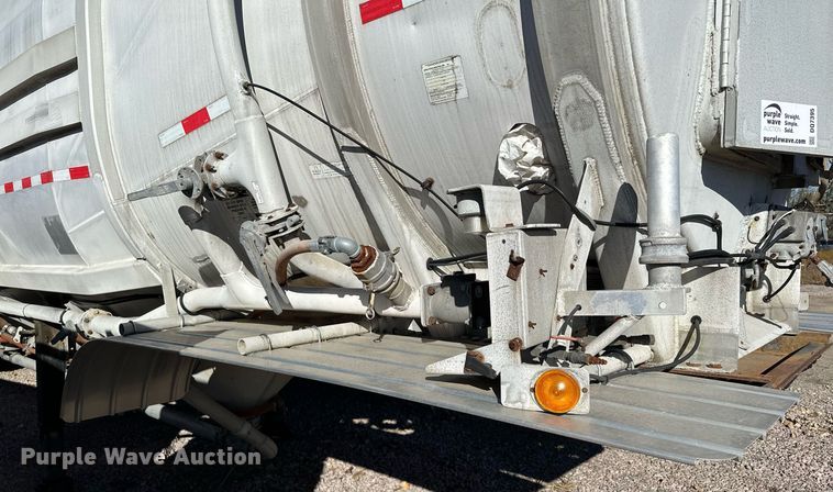 image for item DQ7395 1982 Penske  pneumatic dry bulk trailer