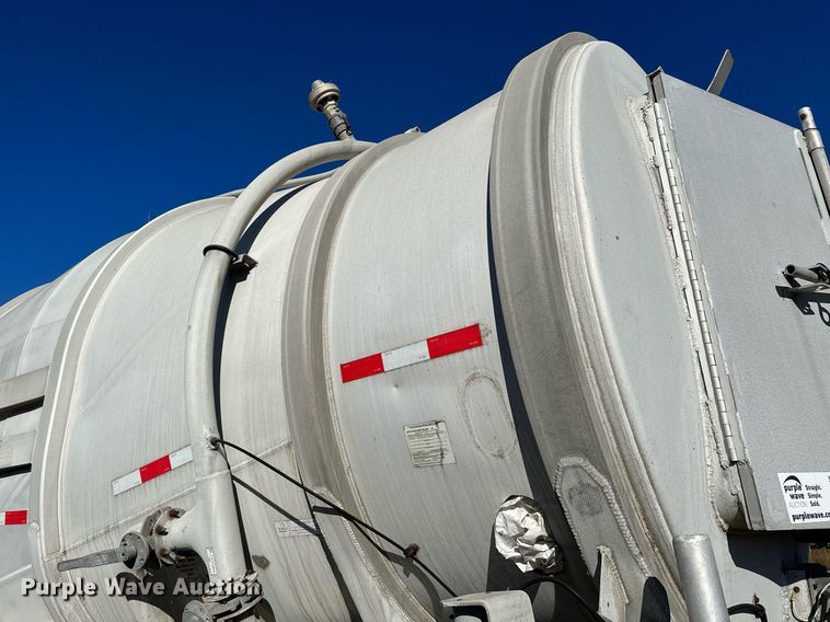 image for item DQ7395 1982 Penske  pneumatic dry bulk trailer