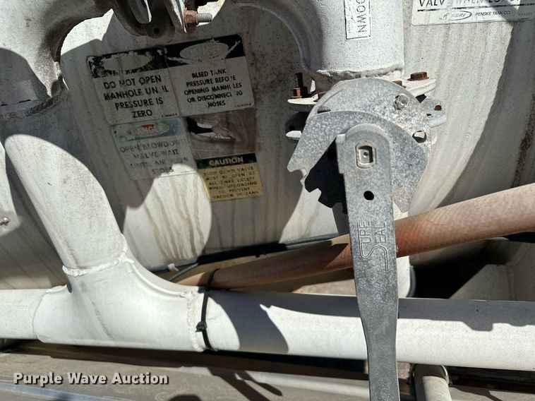 image for item DQ7395 1982 Penske  pneumatic dry bulk trailer