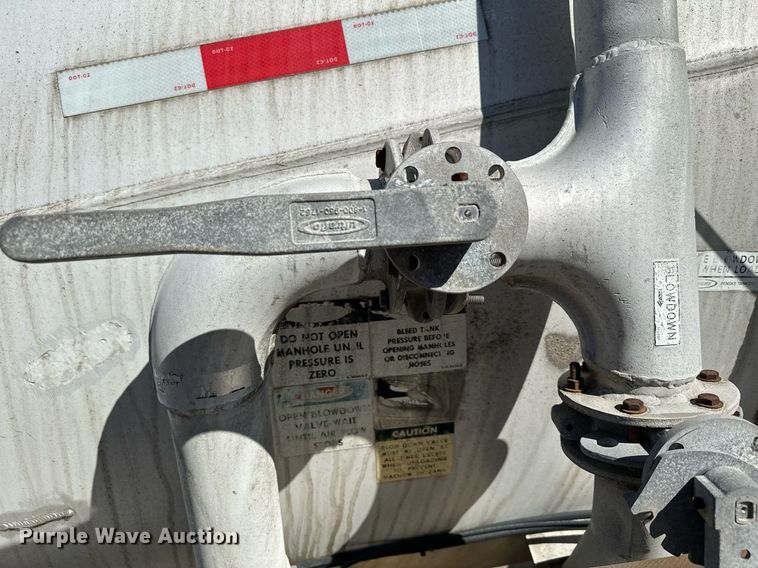 image for item DQ7395 1982 Penske  pneumatic dry bulk trailer