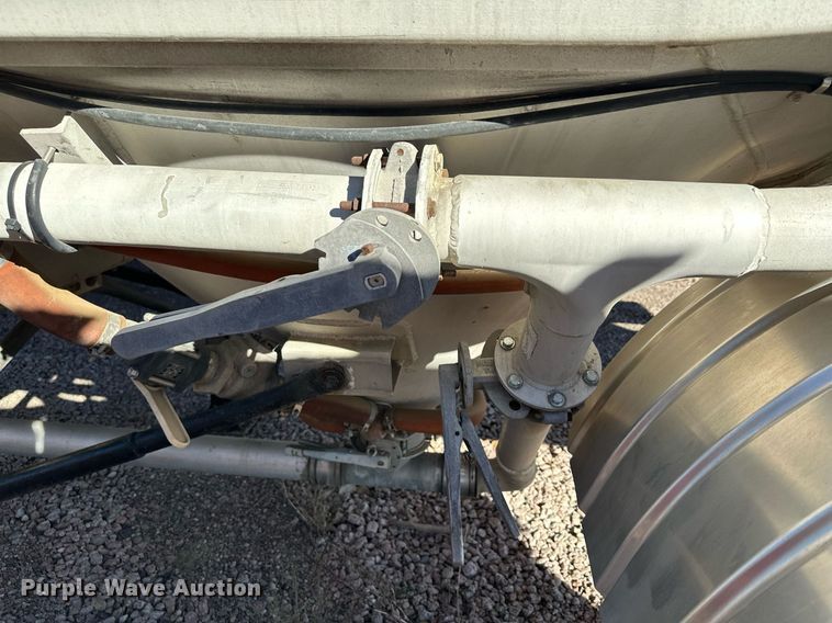 image for item DQ7395 1982 Penske  pneumatic dry bulk trailer