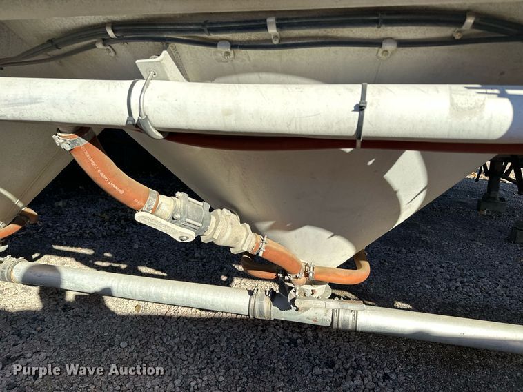 image for item DQ7395 1982 Penske  pneumatic dry bulk trailer