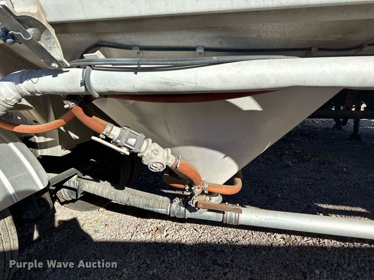 image for item DQ7395 1982 Penske  pneumatic dry bulk trailer