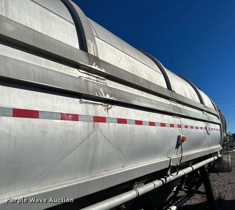 image for item DQ7395 1982 Penske  pneumatic dry bulk trailer