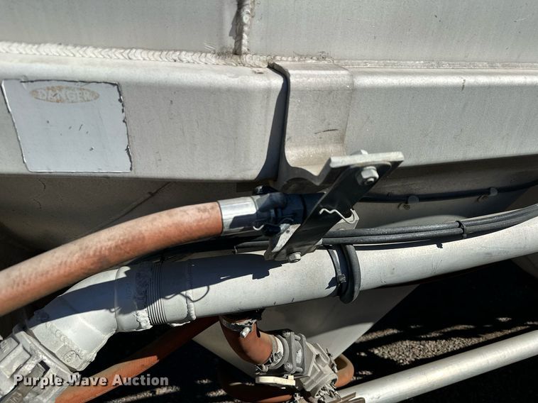 image for item DQ7395 1982 Penske  pneumatic dry bulk trailer