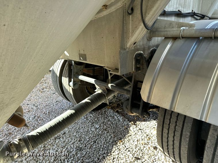 image for item DQ7395 1982 Penske  pneumatic dry bulk trailer