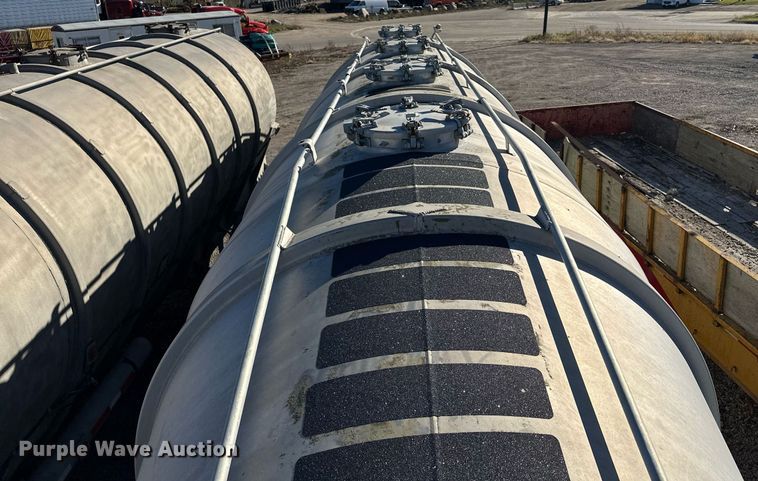 image for item DQ7395 1982 Penske  pneumatic dry bulk trailer