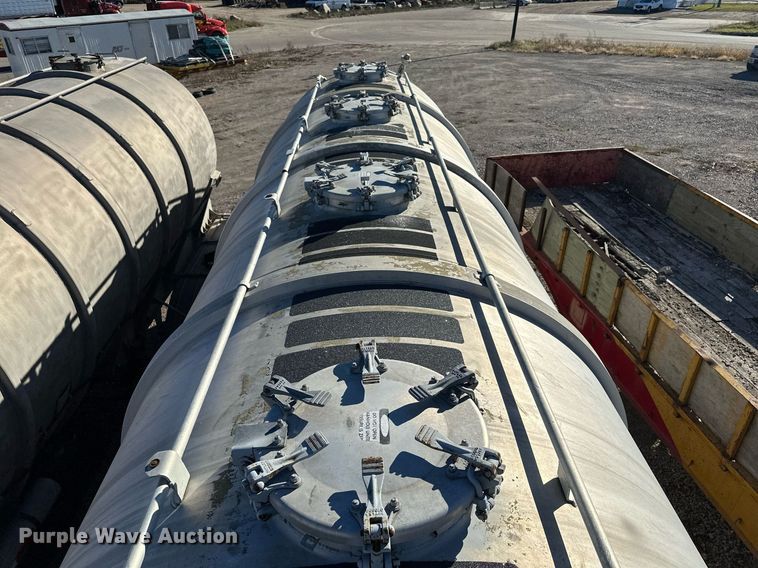 image for item DQ7395 1982 Penske  pneumatic dry bulk trailer