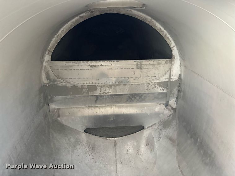 image for item DQ7395 1982 Penske  pneumatic dry bulk trailer