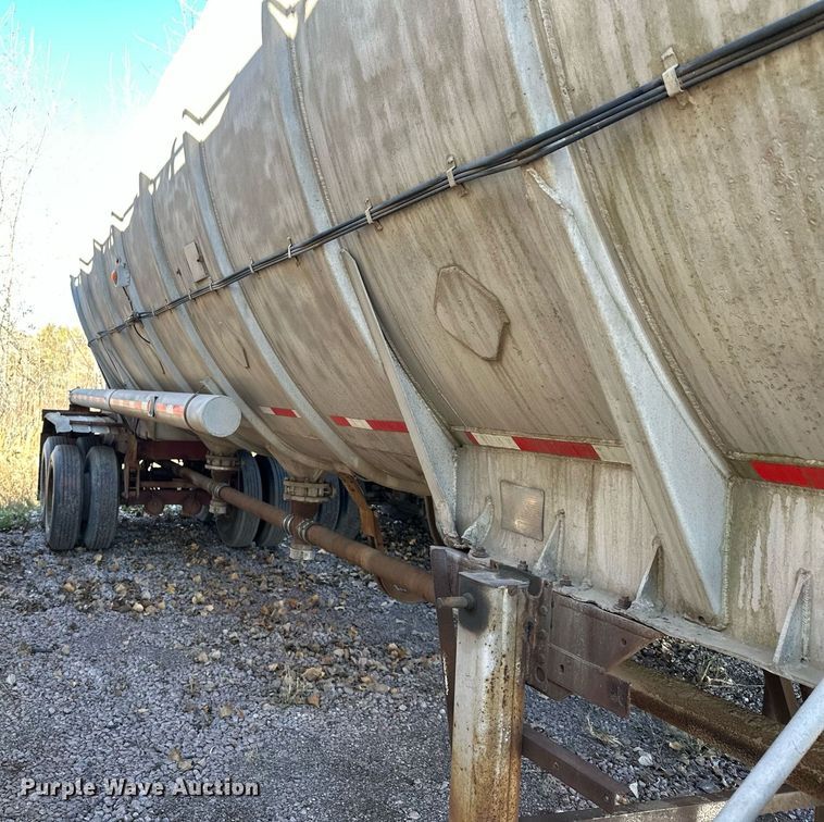 image for item DQ7396 1973 Arco  pneumatic dry bulk trailer