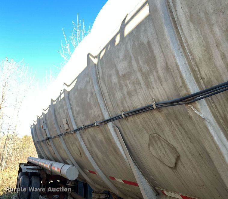 image for item DQ7396 1973 Arco  pneumatic dry bulk trailer