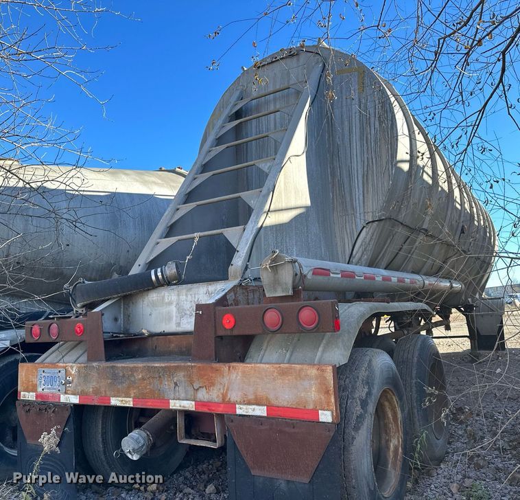 image for item DQ7396 1973 Arco  pneumatic dry bulk trailer