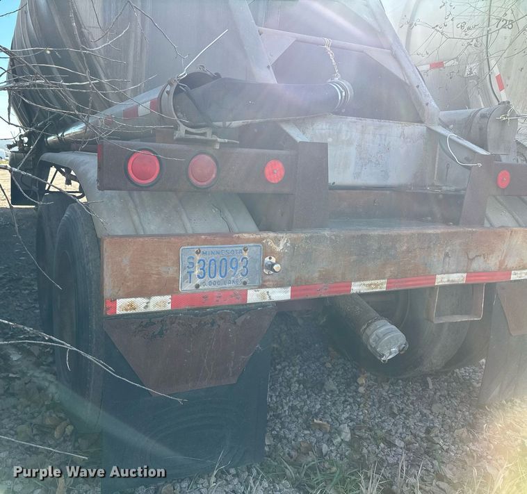 image for item DQ7396 1973 Arco  pneumatic dry bulk trailer