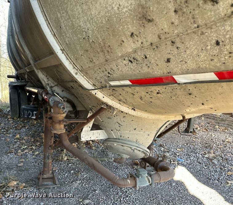 image for item DQ7397 1964 Fruehauf HAC X2  pneumatic dry bulk trailer