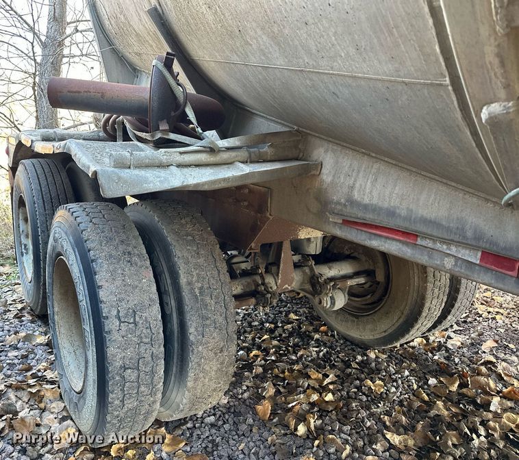 image for item DQ7397 1964 Fruehauf HAC X2  pneumatic dry bulk trailer