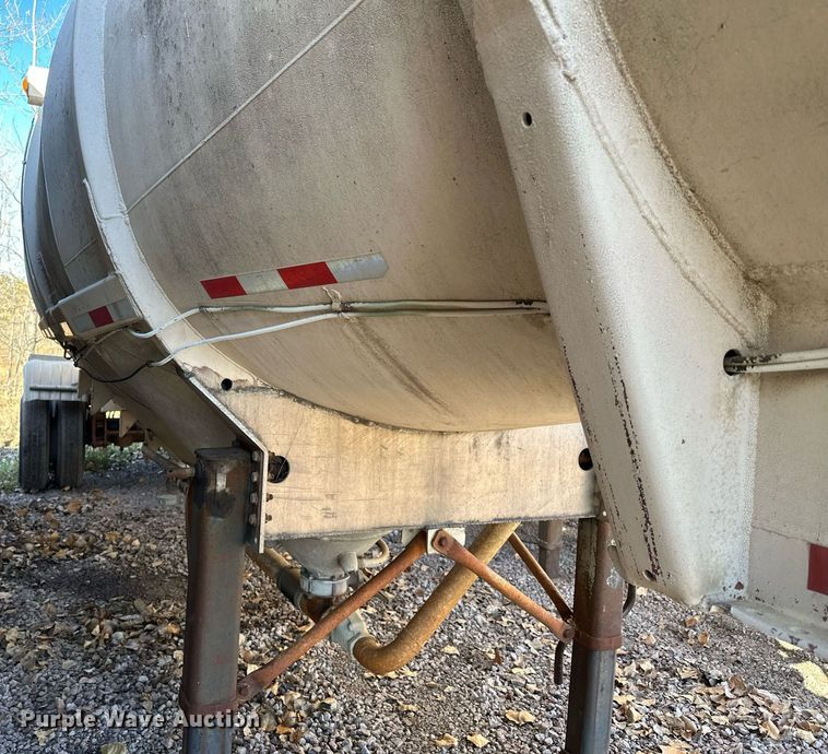 image for item DQ7398 1968 Buttler  pneumatic dry bulk trailer