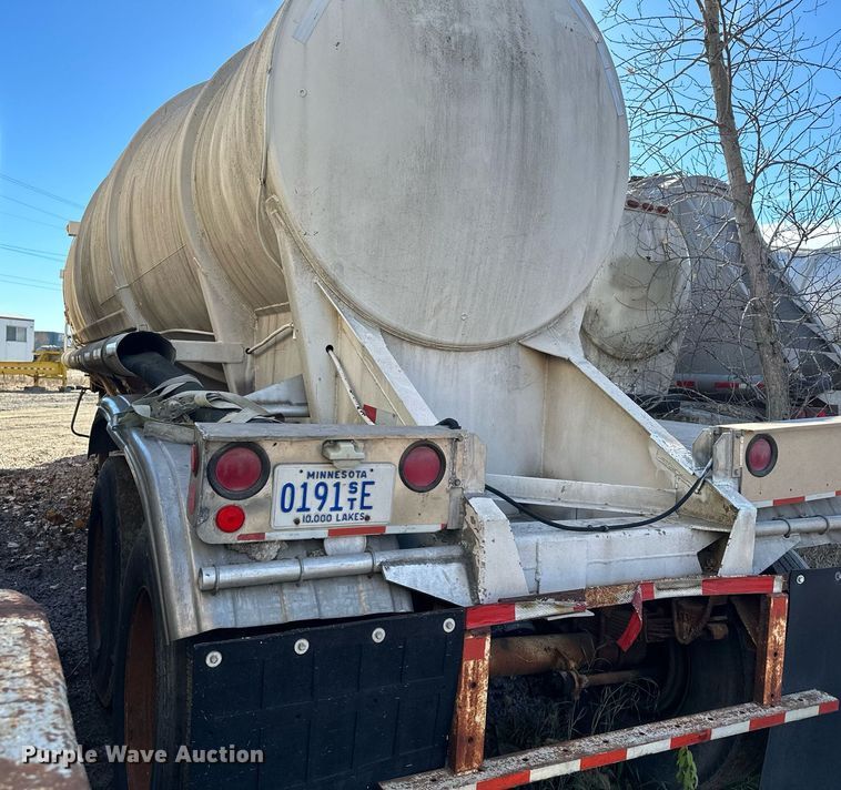 image for item DQ7398 1968 Buttler  pneumatic dry bulk trailer