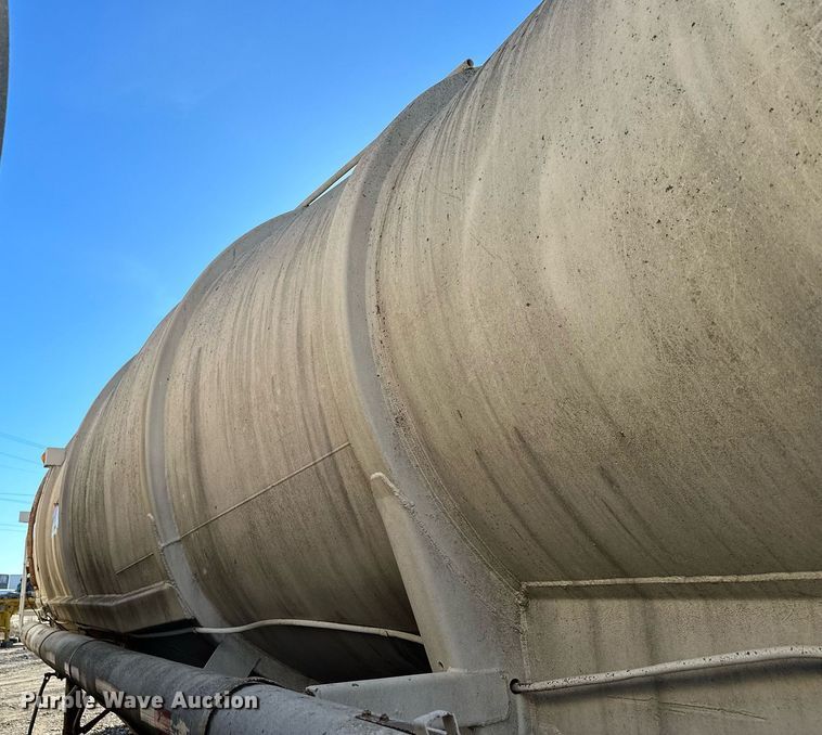 image for item DQ7398 1968 Buttler  pneumatic dry bulk trailer