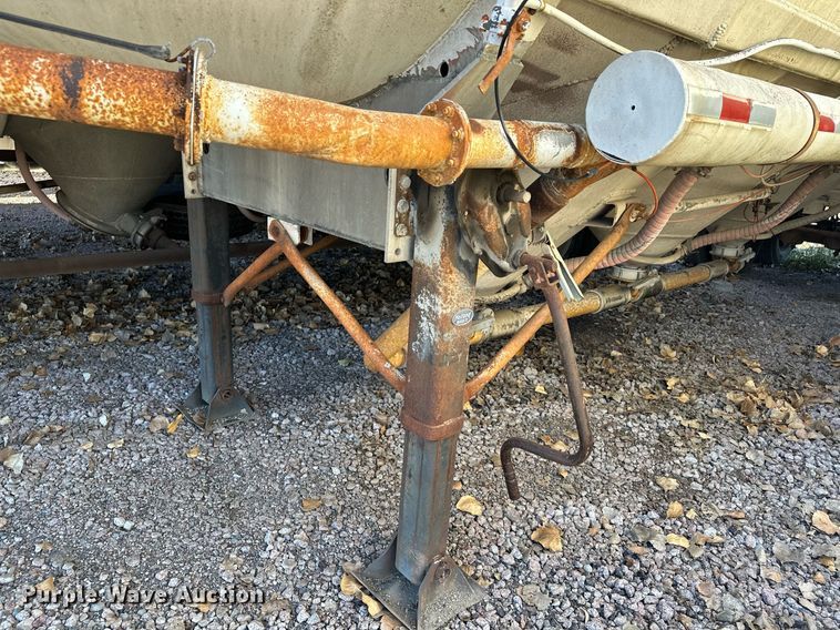 image for item DQ7398 1968 Buttler  pneumatic dry bulk trailer