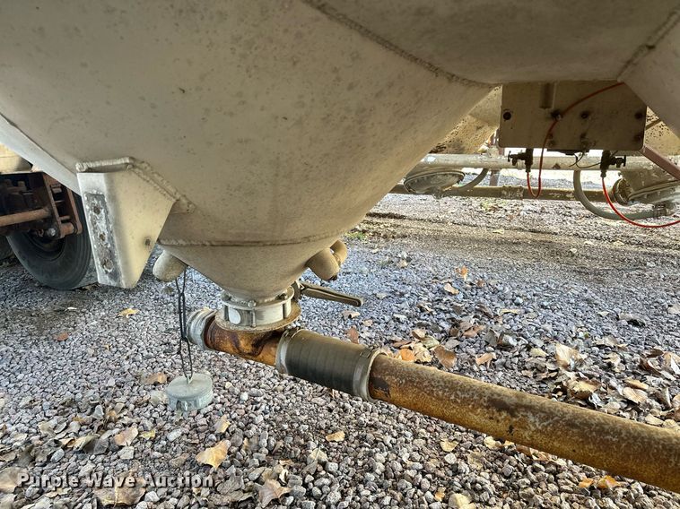 image for item DQ7398 1968 Buttler  pneumatic dry bulk trailer