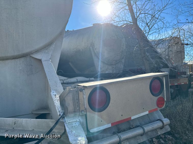 image for item DQ7398 1968 Buttler  pneumatic dry bulk trailer