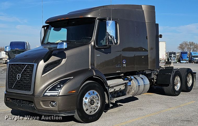 image for item DS5695 2020 Volvo VNR  semi truck