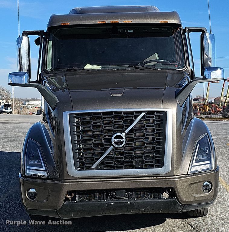 image for item DS5695 2020 Volvo VNR  semi truck
