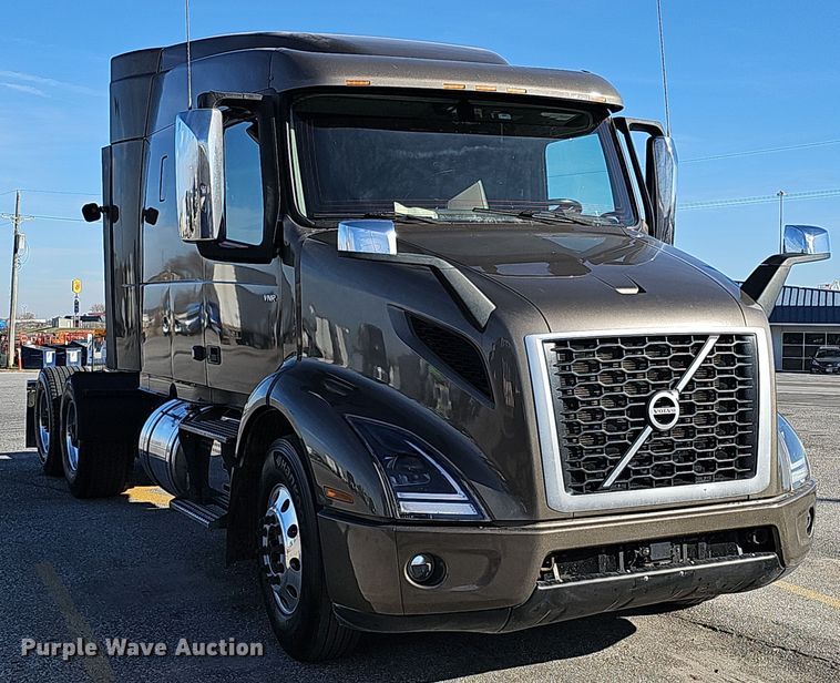 image for item DS5695 2020 Volvo VNR  semi truck