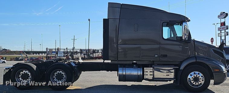 image for item DS5695 2020 Volvo VNR  semi truck