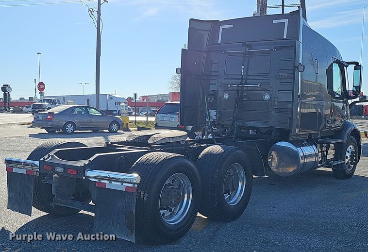 image for item DS5695 2020 Volvo VNR  semi truck