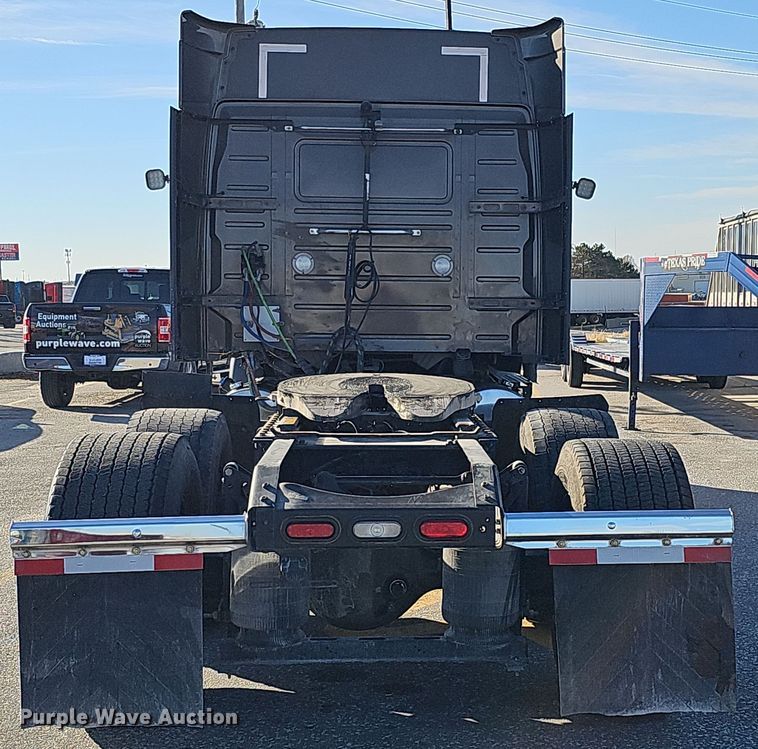 image for item DS5695 2020 Volvo VNR  semi truck